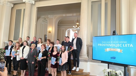 Mladinski center Idrija je v Predsedniški palači prejel priznanje za...