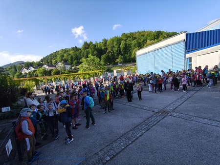 Šolarji prve triade osnovnih šol idrijske občine so se športno...